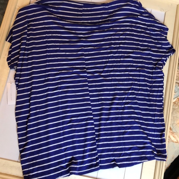 NWT! Blue & white top - Picture 3 of 5